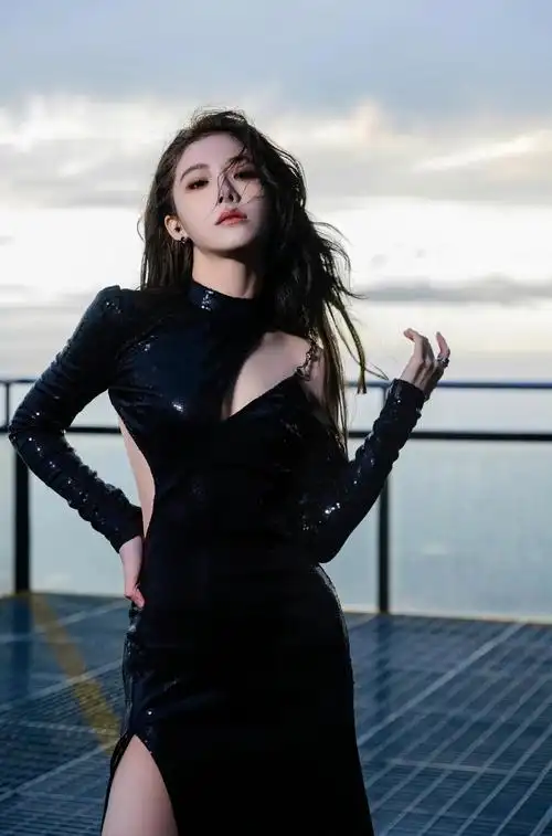 喻言最新红毯造型 波浪卷发 抹胸长裙 美艳妩媚,身材** **迷人