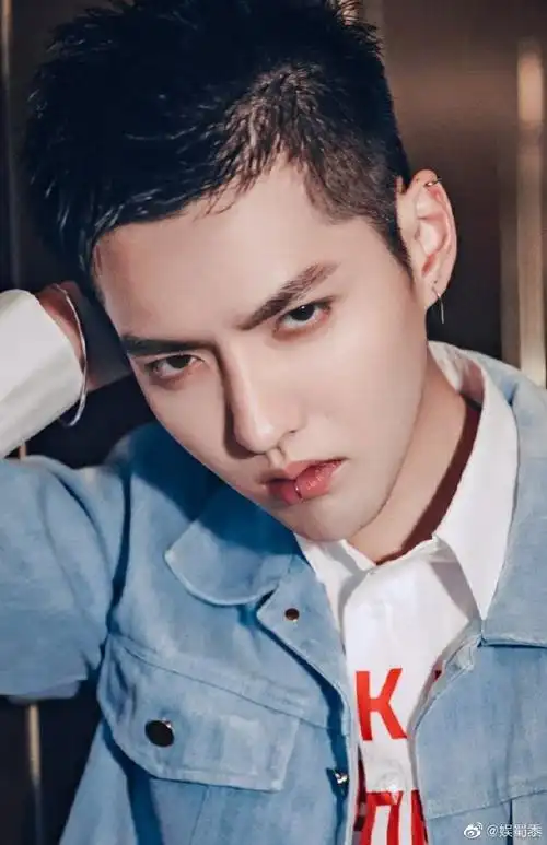 最想看谁染鹦鹉头#吴亦凡!