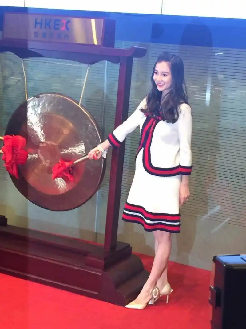 baby挺孕肚为某公司上市站台 妆容精致颜值依旧