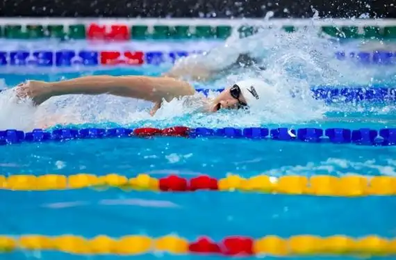 杨浚瑄夺中国游泳队世锦赛首金20岁小花完美夺冠出发全场最快后程一路