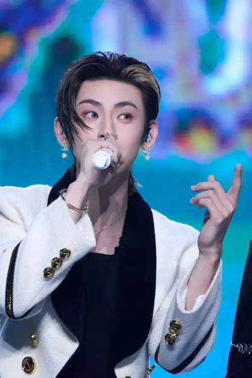 王琳凯#【06小鬼-王琳凯06】你的原创音乐作品充满生命力03