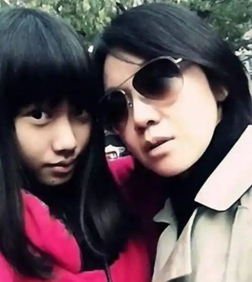 闫妮22岁女儿已出道,长相惊艳美过母亲,父亲身份却至今是谜