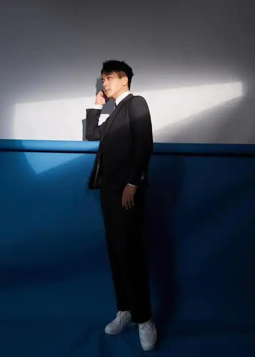 刘恺威的侧颜杀真绝穿西装笔挺俊朗看不出是奔五的大叔