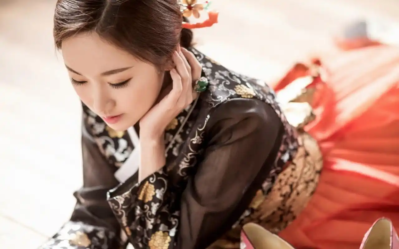 古典韩服美女唯美写真图片桌面壁纸,韩国美女身穿古典传统的韩服,更显