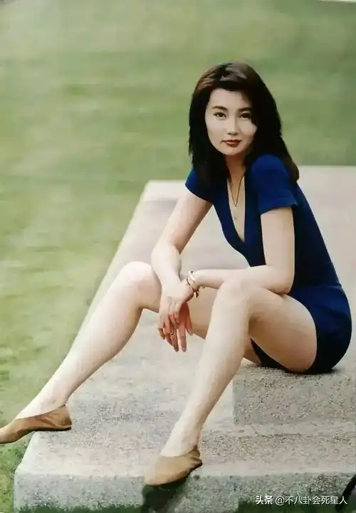 之前媒体曝光了张曼玉参加选美时泳装照,图中张曼玉笑容可爱,清纯甜美