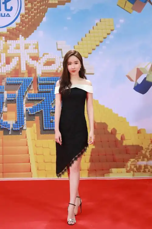 原创娄艺潇真拼走红毯穿12厘米筷子鞋配露肩礼服优雅迷人