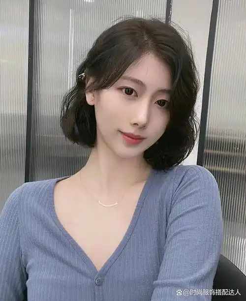 在2024年的发型趋势中,短发烫发成为了一个不可忽视的时尚焦点.