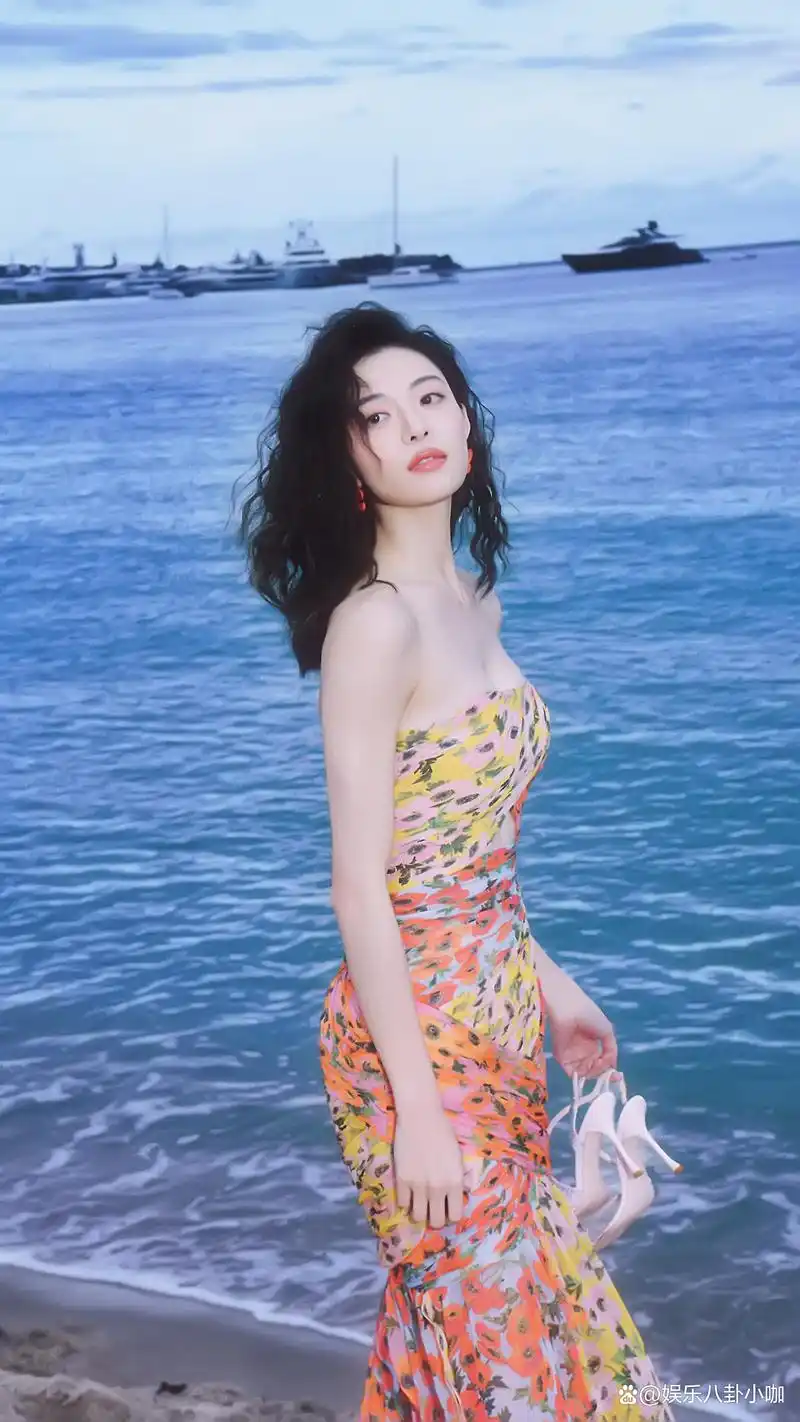 钟楚曦海边度假大片,港风十足