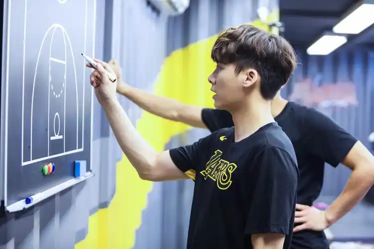 李易峰《这就是灌篮》尽显中二本性 "峰式"喊话燃爆主场