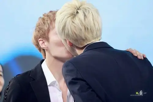 exo中国爱大歌会张艺兴吴世勋接吻图片