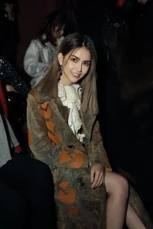 昆凌时装周穿搭实在太烧! 半个性半甜美,鞋包与洋装通通买起来