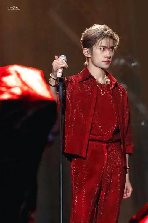 t杂志集齐tfboys##易烊千玺十稔终章皆成序