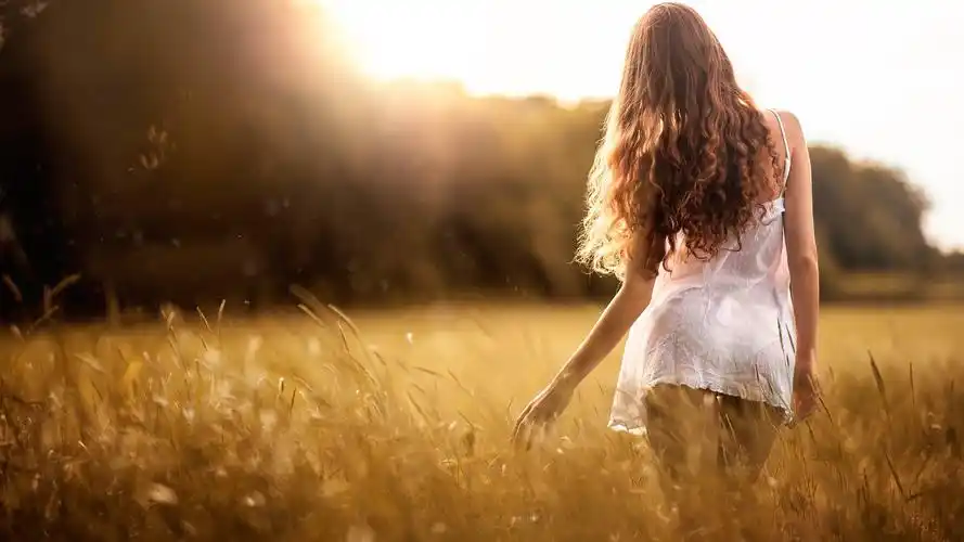 一个人走路的背影图片