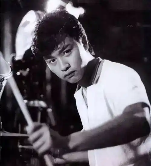 双面张国荣:他的抑郁,最早来自童年时期的"衣橱怪兽"