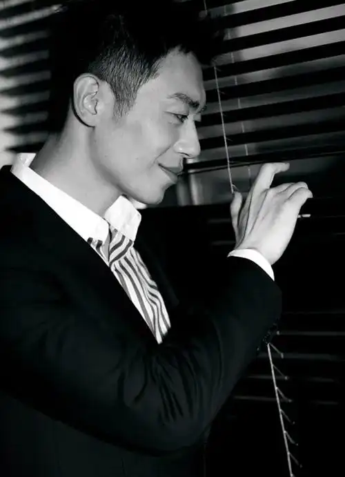 朱亚文个人资料(硬汉男神朱亚文的成名往事,和他爱过的2个重要女人)