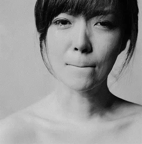 无比伤心的哭泣女生图片