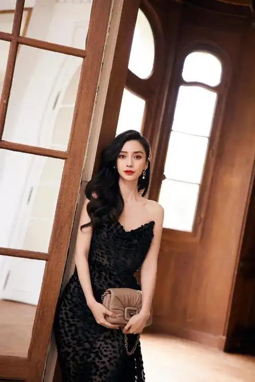 她有着仙女般的美貌,被誉为"人间芭比娃娃",也有着众多的粉丝和代言.