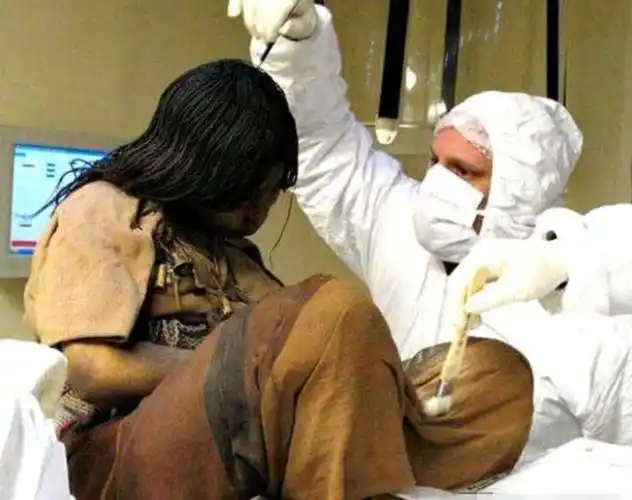 被冰封500年,盘腿而坐,面貌依旧栩栩如生,专家:这只是