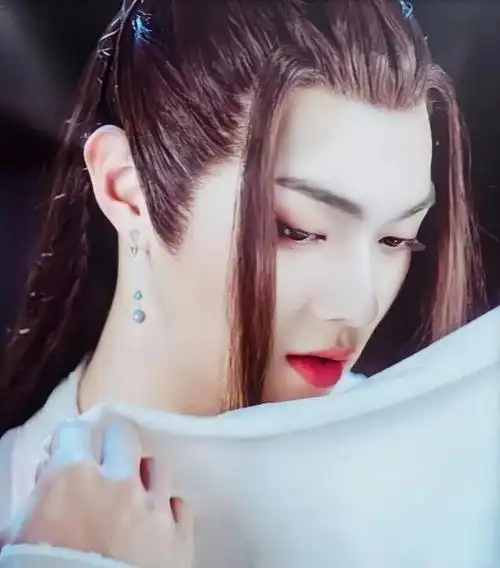 许凯女装大赏,以为是个美女,结果是个铁憨憨!