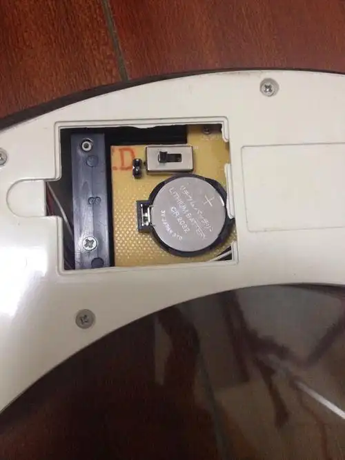 电子秤的纽扣电池怎么卸下来啊?