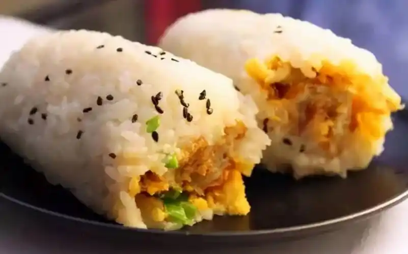 温州饭团上过央视中国早餐的选手白白的糯米饭配上油条加入豆干肉末