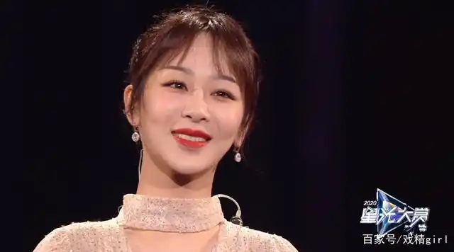 星光大赏:对视合唱后,杨紫说加油,肖战握拳回应微笑目送她退场