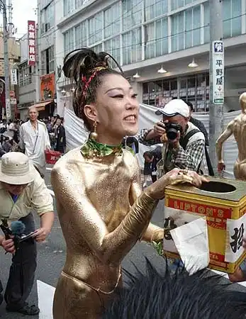 油炸过的活人日本街头裸体行为艺术组图