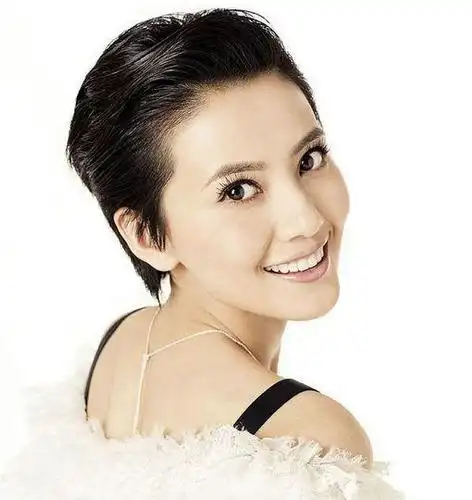 高圆圆短发清丽可人 小露香肩展迷人气质