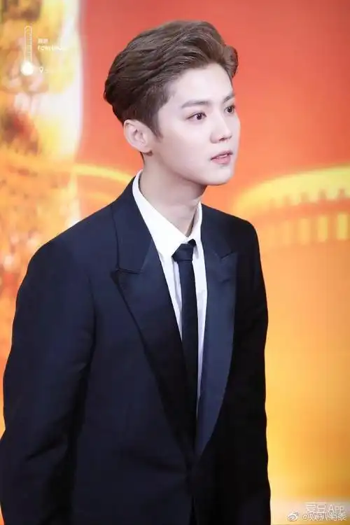 鹿晗日常背头正式背头帅气有型,全部属于殿堂级别c位