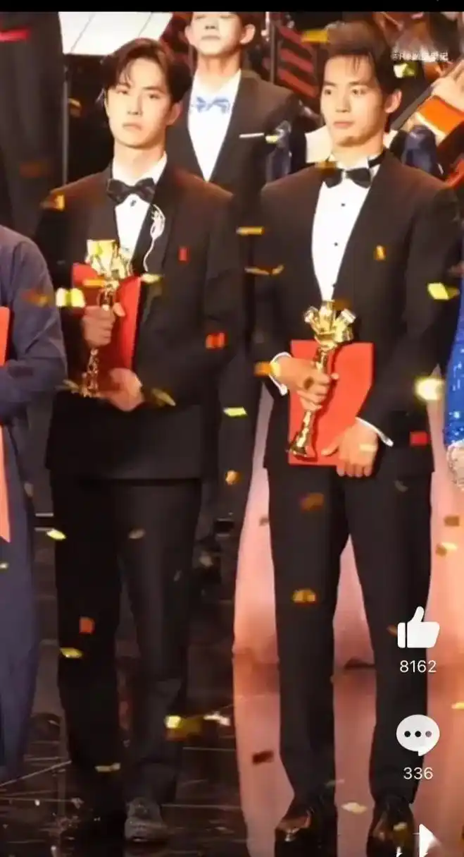 于适和王一博还一起同框领奖过,红气养人真的没说错,那时候的于适看