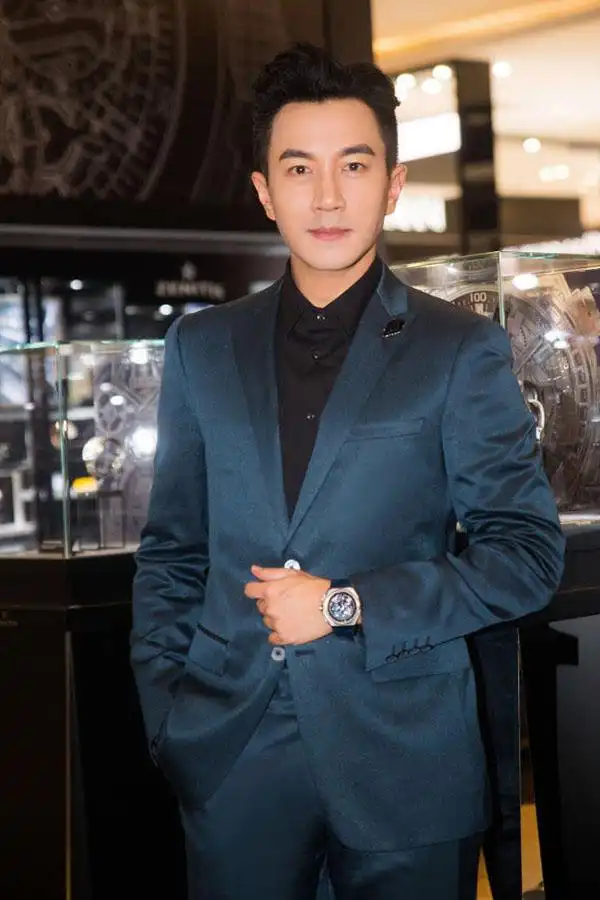 刘恺威身穿蓝色格子西装,有种霸道总裁的即视感,痞帅痞帅的!