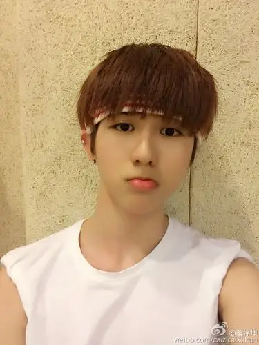 蔡徐坤嘟嘴卖萌三连拍