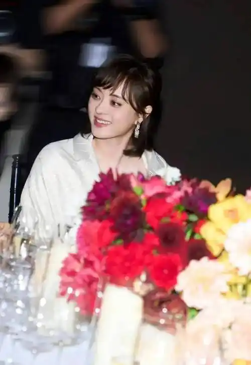 孙俪活动生图,续了长发气质大变,网友辣评:终于告别微商发型!