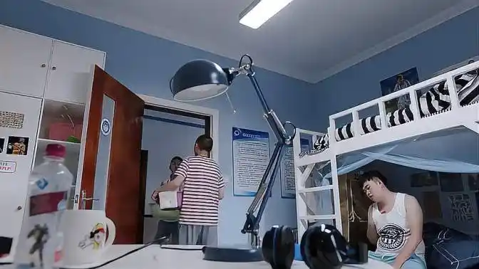 少年派:集体宿舍抢水,倒人头上就开溜,江天昊不愧是老油条-影视综视频