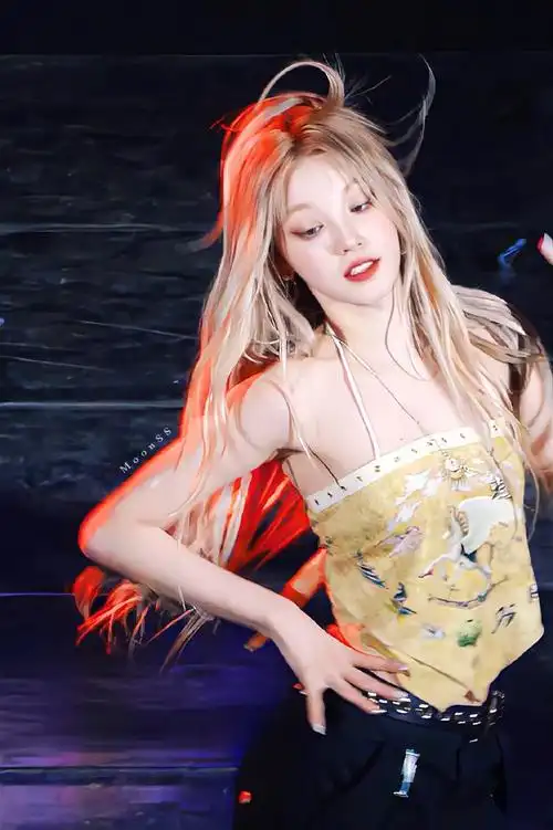 宋雨琦参加大学校庆的活动,上半身一件吊带,看着像是古代女子的肚兜.