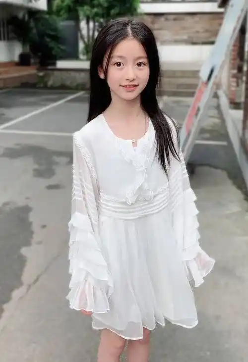 最美童星裴佳欣,9岁穿豹纹裙凹漫画腿,腿长姐姐们