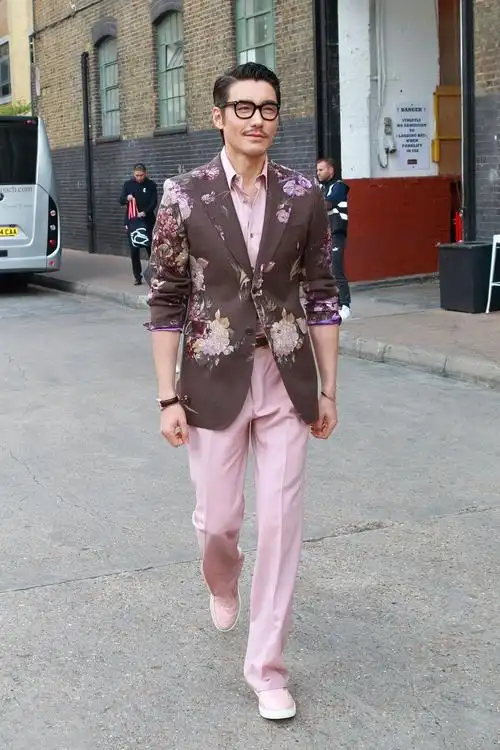 原创51岁胡兵亮相时装周穿半透明打底衫秀身材这造型气场真强