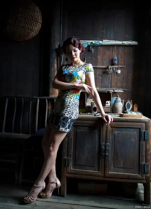 它以其优雅的线条和精美的工艺,展现了东方女性的魅力