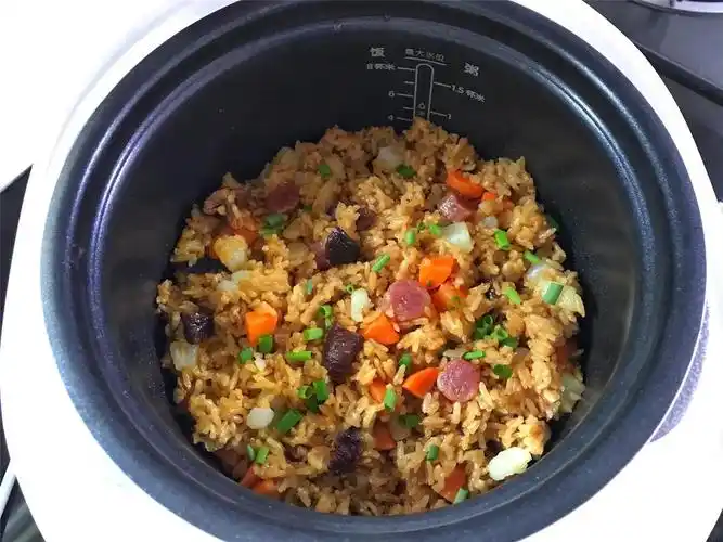 把电饭煲倒入适量的水,把米淘净,放入电饭煲内,把盖拧紧,按喷香米饭键