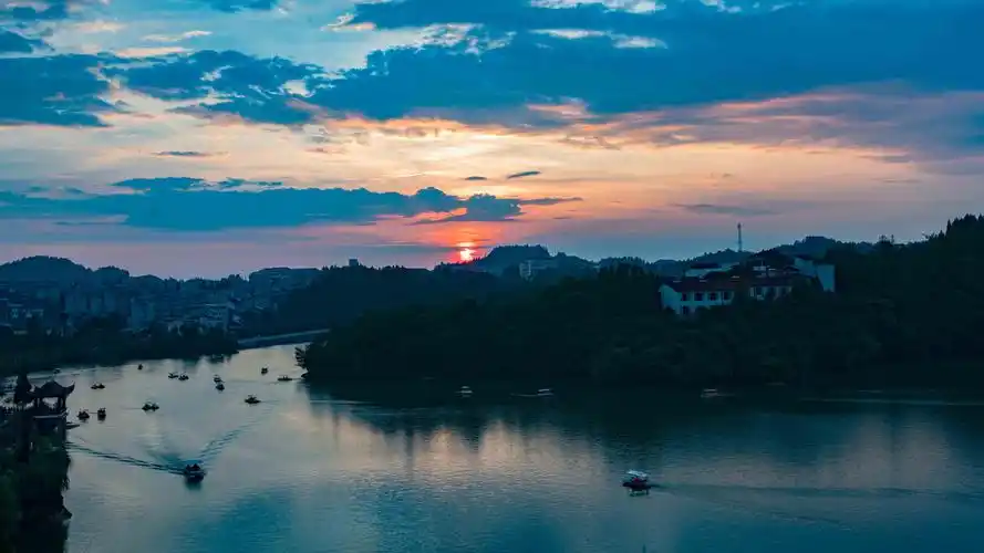 美丽月亮湖  作品描述: 美丽月亮湖  拍摄地点: 石柱黄水月亮湖