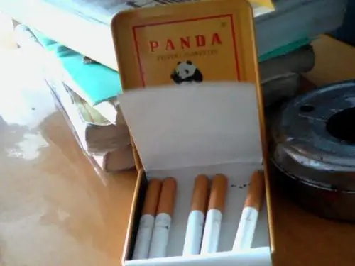 黄色铁盒16支装"熊猫香烟"多少钱?