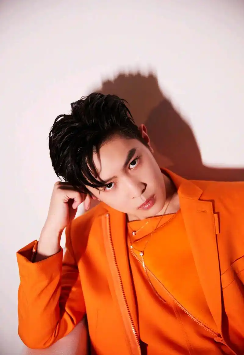 马伯骞一袭橘色西装尽显青春活力