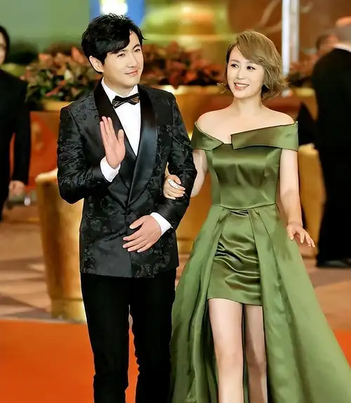 北京台春晚开录,马丽和沈腾保持距离,挎艾伦胳膊引热议_王澜_合作