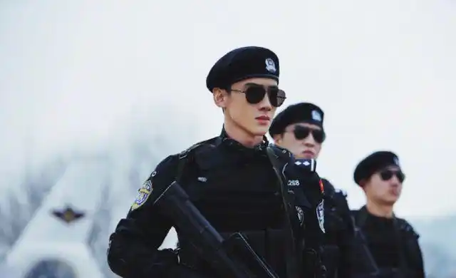 白敬亭发微亲自剧透特警持枪制服秒杀宋仲基与粉丝互怼超有梗