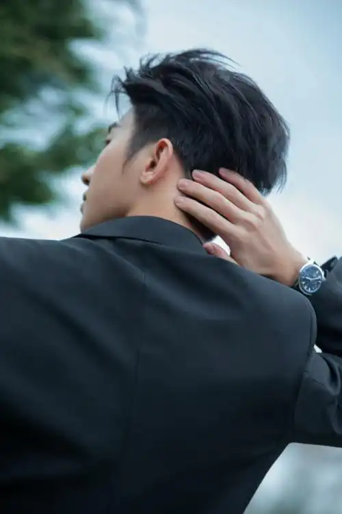 蔡徐坤晒湖边背影照##蔡徐坤海边随拍