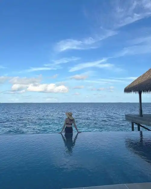 携家人在海边玩水,状态很好生活惬意