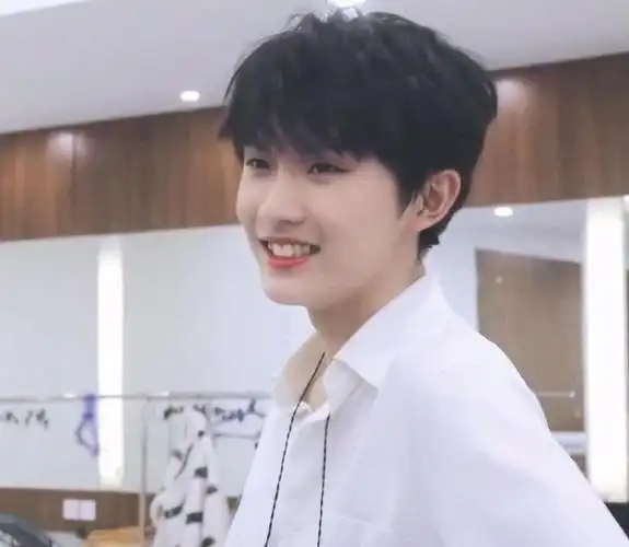 偶遇马嘉祺严浩翔贺峻霖逛街快高考也要劳逸结合逛街怎么了