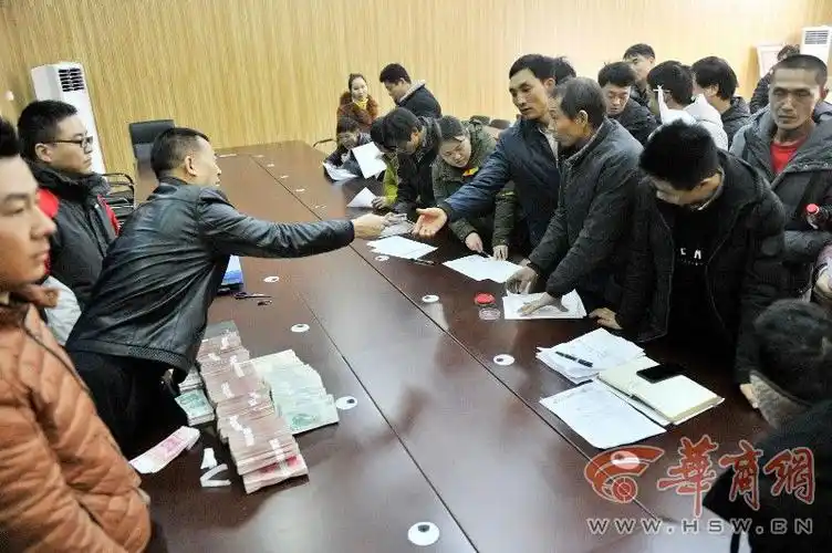 终于能回家过年了灞桥50位农民工排队领取迟到的工资