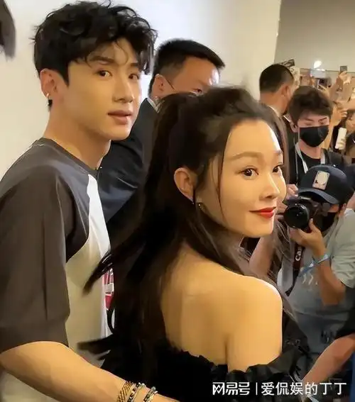 白敬亭,宋轶不愧是情侣,两人都脸小肤白,还有魔鬼身材