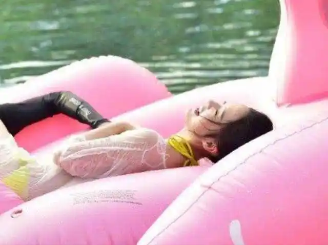 李沁玩水的旧照火了穿挂脖泳衣不怕显身材清纯人设备受质疑